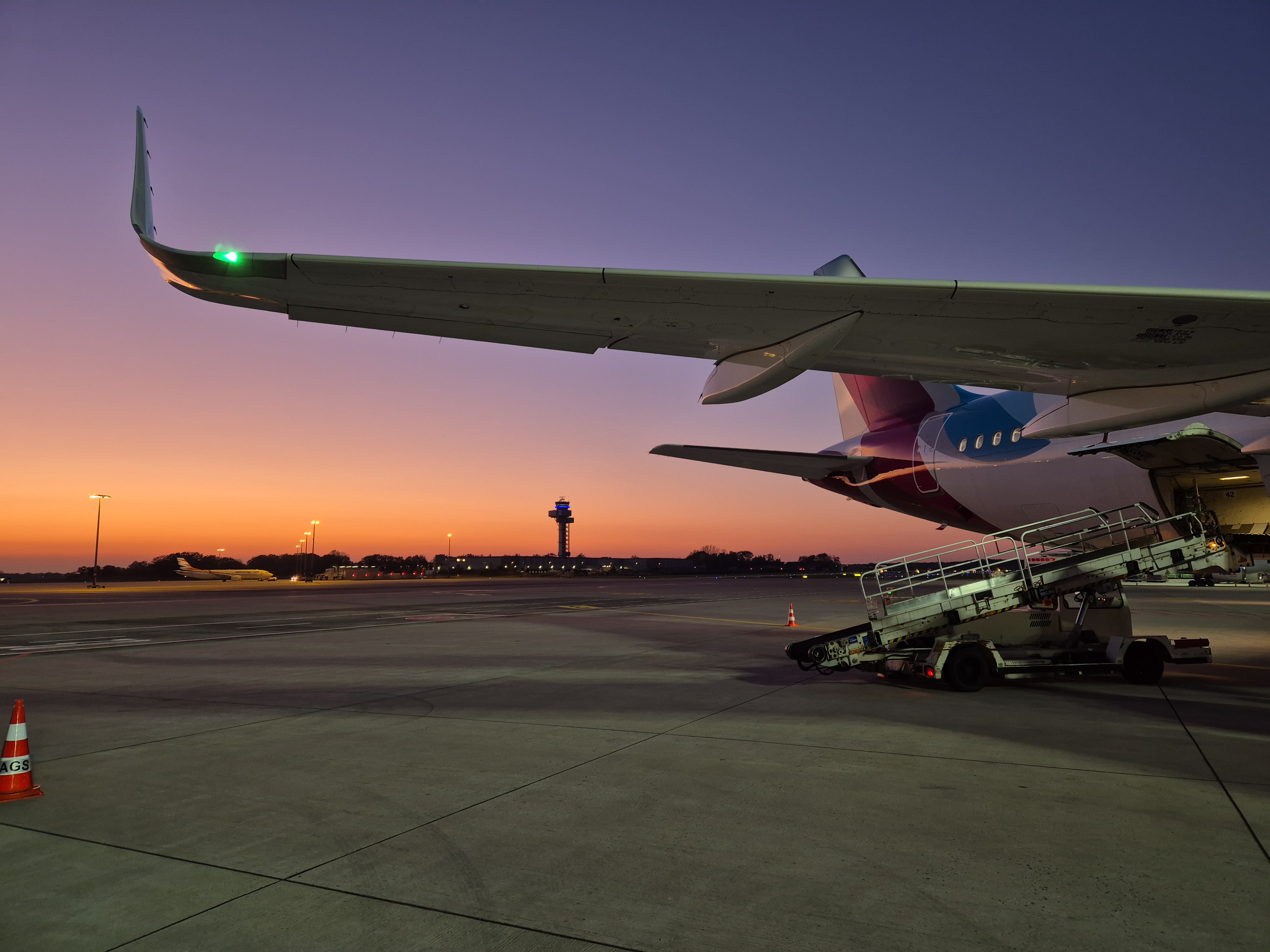 Tragfläche einer Eurowings auf dem Vorfeld im Sonnenuntergang