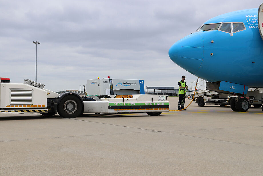 Bild zeigt ein Flugzeug auf dem Vorfeld