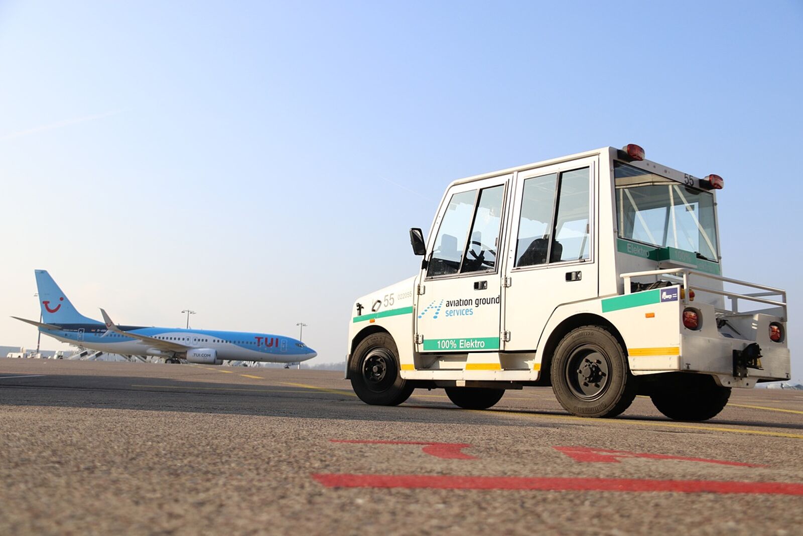 Bild zeigt ein E-Flugzeugschlepper auf dem Vorfeld