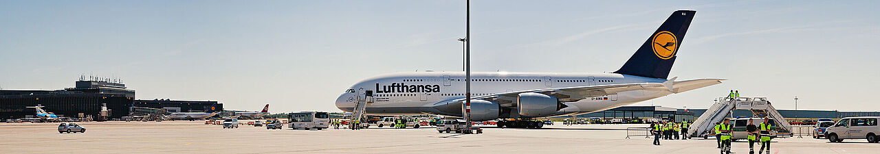 Panoramafoto über das Vorfeld, mit einem Airbus A380